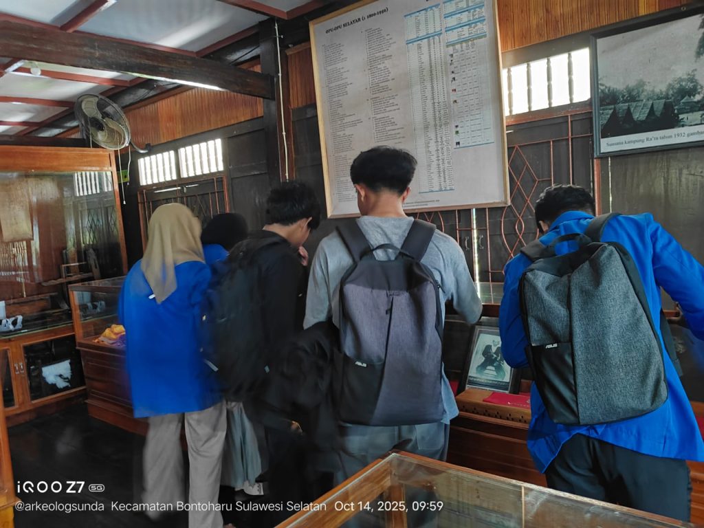 Mahasiswa yang sementara berkunjung ke Museum Nekara